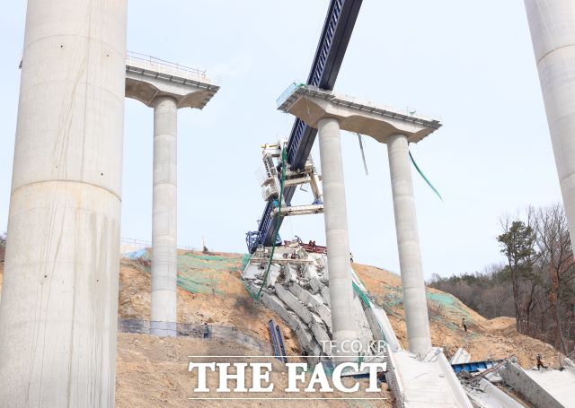 25일 오전 9시 49분 안성시 서운면 산평리 안성고속도로 건설현장에서 교량 상판이 붕괴되는 사고가 났다./경기도