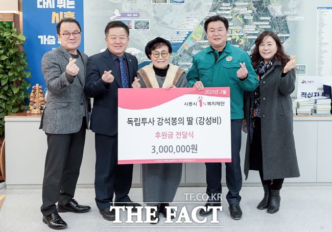 사랑의 후원금을 기탁한 독립투사 강석봉 선생 후손 강성비 씨(가운데)와 임병택 시장(오른쪽) /시흥시