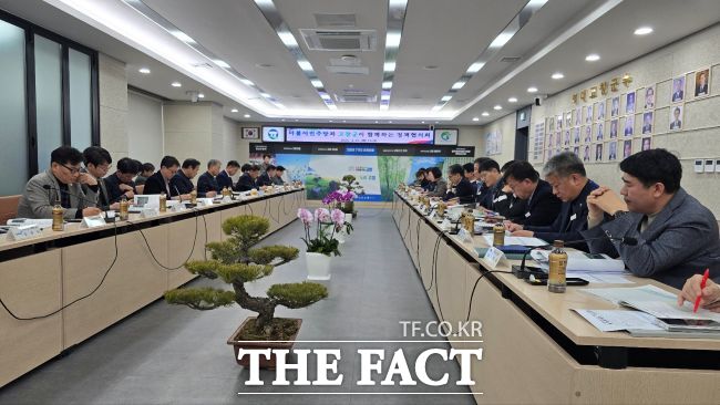 고창군청 2층 회의실에서 25일 오후4시 고창군-더불어민주당 지역위원회 정책협의회를 진행하고 있다. /김영미 기자