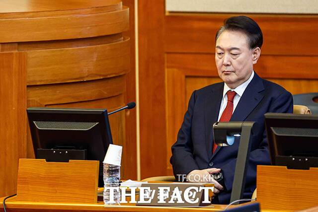 윤석열 대통령의 헌법재판소 최후진술을 두고 더불어민주당은 내란수괴 윤석열은 마지막까지 파렴치한 거짓말과 억지 주장으로 탄핵 심판정을 더럽혔다고 강도 높게 비판했다. /사진공동취재단