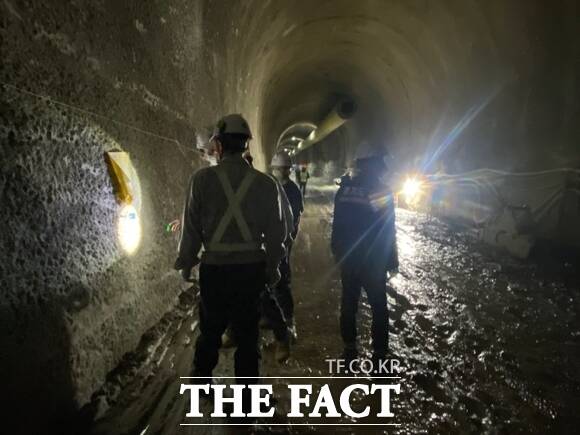 경기도 건설공사 도민감리단 관계자들이 도봉산~옥정 광역철도 1공구 건설현장을 찾아 안전 점검을 진행하고 있다. /경기도