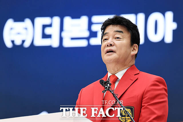 더본코리아 프랜차이즈 연돈볼카츠가 출시한 과일맥주 감귤오름의 감귤 착즙액 함량이 비교적 적다는 지적이 나왔다. 사진은 백종원 더본코리아 대표 /서예원 기자