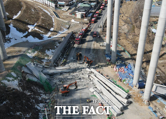 25일 오전 9시 49분께 경기도 안성시 서운면 일대 서울세종고속도로 안산∼용인 구간 연결공사 교량 작업 공사 현장에서 교각 위 구조물이 붕괴되는 사고가 발생했다. /안성=박헌우 기자