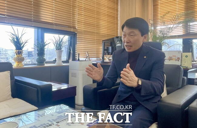 김민철 경기도시장상권진흥원장이 25일 양평 본원에서 <더팩트>와 인터뷰하고 있다./유명식 기자