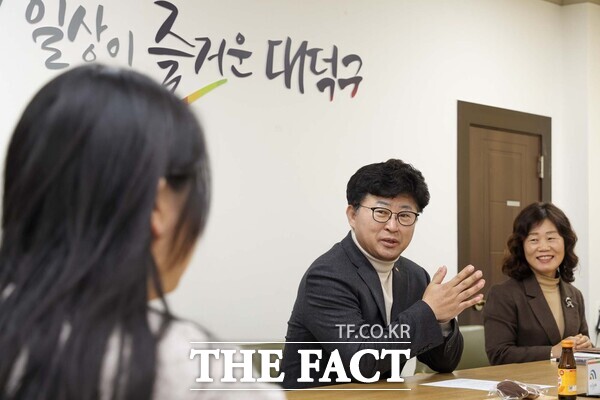 최충규 대덕구청장이 25일 구청 구민의사랑방에서 대전사회복지공동모금회 지정기탁금을 통해 마련된 ‘저소득 가정 입학축하금’을 지원받은 초·중·고 입학생들에게 축하와 격려의 말을 전하고 있다./대덕구