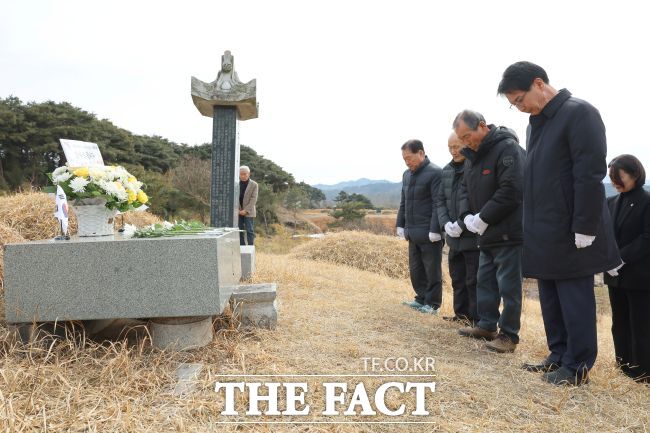 심덕섭 고창군수가 25일 오전 광복 80주년 및 제106주년 3·1절을 맞아 고창 출신 독립유공자인 노진룡·노병희 지사의 묘소를 참배하고 있다./고창군