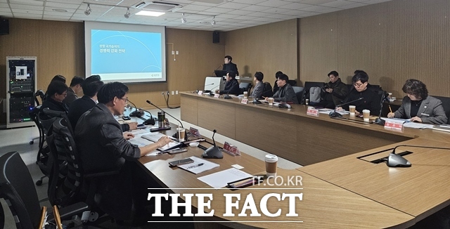 25일 서천군 대외협력실에서 충남도-서천군-전문가 등이 참석한 가운데 장항 국가습지복원사업 제1차 자문단 회의가 열리고 있다. /충남도