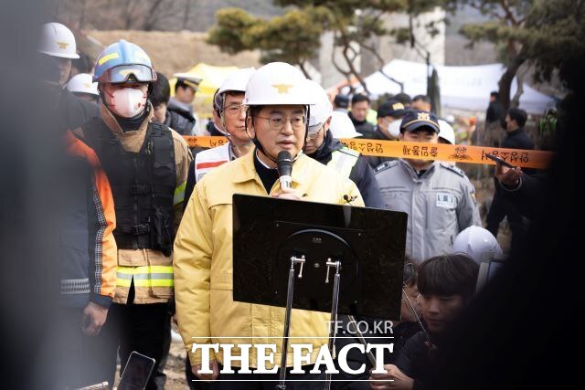 25일 오후 김동연 경기도지사가 안성시 고속도로 공사현장 교량상판붕괴현장을 방문해 현황 브리핑을 하고 있다./경기도