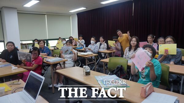 대전여성장애인연대 부설 ‘라온평생교육원’이 오는 3월부터 11월까지 매주 1·2회씩여성장애인교육지원사업 교육프로그램을 진행한다. 사진은 교육프로그램인 영어야 놀자 진행 모습./대전여성장애인연대