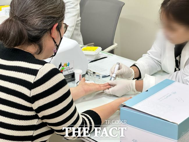 소하건강생활지원센터 당화혈색소 검사 진행 모습 /광명시