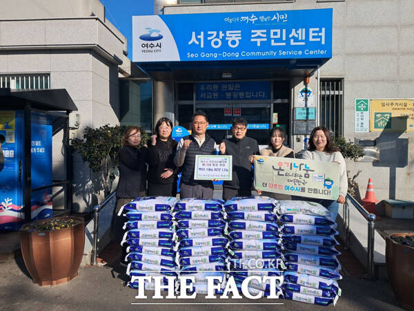 여수시 서강동 서선기 주민자치회장이 주민자치협의회 19대 회장 취임을 기념하며 지난 24일 서강동 주민센터에 140만 원 상당의 백미(10㎏) 40포를 기부했다/여수시