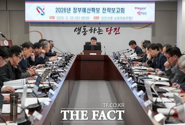 당진시는 25일 시청 소회의실에서 오성환 시장 주재로 2026년 정부 예산확보 전략보고회를 개최했다. /당진시