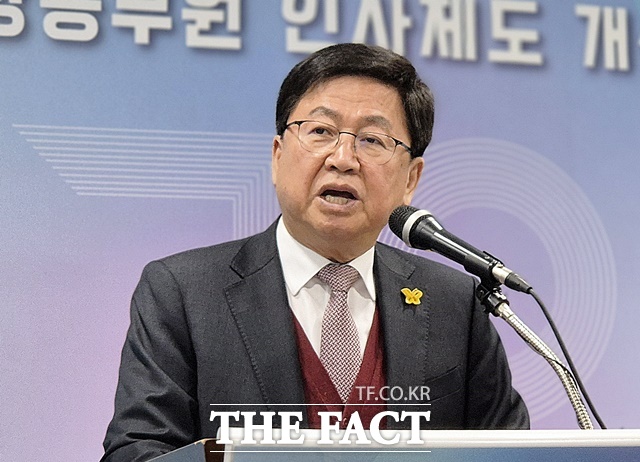 최교진 세종시교육감이 25일 청사 대회의실에서 기자브리핑을 갖고 세종시교육청 지방공무원 인사제도 개선 방안을 발표하고 있다. /김형중 기자