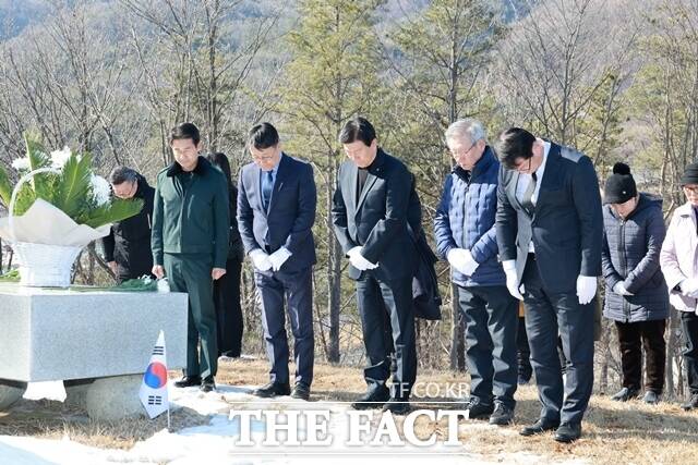 박범인 금산군수(가운데)가 24일 3.1절을 맞아 군북면 보광리에 안장된 금산 출신 독립유공자 이반옥‧이일만 지사 묘소를 찾아 참배하고 있다. /금산군