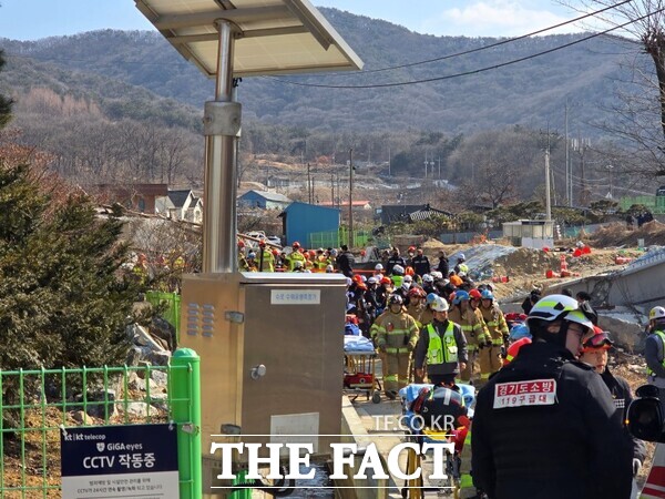 충남 천안시 서북구 입장면 도림리 54-4 인근 고속도로 공사 사고 현장에서 소방대원들이 구조 작업을 벌이고 있다 /육종영 천안시의원