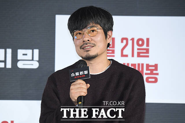 조장호 감독이 26일 오전 서울 광진구 롯데시네마 건대입구점에서 열린 영화 스트리밍 제작발표회에 참석해 취재진의 질문에 답하고 있다. /장윤석 기자