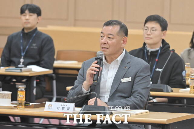 최원철 공주시장이 25일 시청 대백제실에서 열린 ‘사회적 경제 활성화 5개년 계획 수립 용역 최종 보고회’를 통해 회의를 진행하고 있다. /공주시
