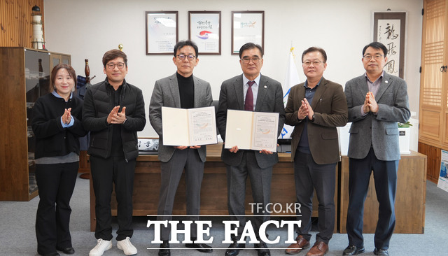 서천군이 농산물 가공업체 A사와 장항원수농공단지에 32억 원 규모의 신규 투자 협약식을 갖고 있다. /서천군