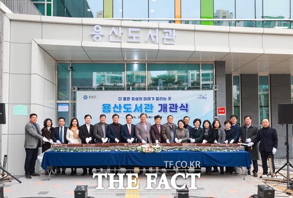 유성구 관평동에 위치한 용산도서관이 25일 개관식을 갖고 본격적인 운영에 들어갔다./대전 유성구