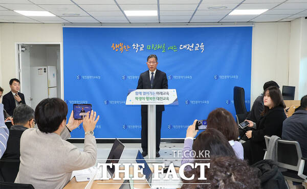 최재모 대전시교육청 교육국장이 26일 기자브리핑을 열고 2025학년도 주요 정책에 대해 발표하고 있다. /대전시교육청