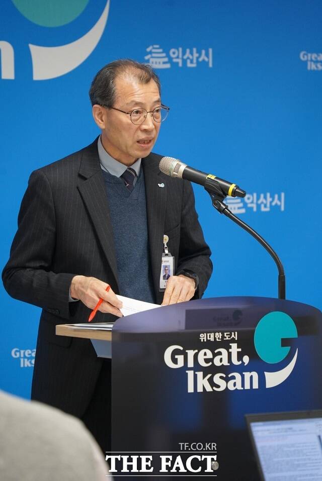 권혁 익산시바이오농정국장이 26일 익산시청 브리핑룸에서 정례브리핑을 갖고 있다. /익산시