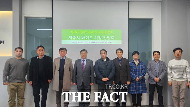 시는 26일 세종테크노파크와 JB인베스트먼트가 세종 미래전략산업펀드 성공적 운영을 위한 업무협약을 체결하고 관계자들이 기념촬여을 하고 있다. /세종시