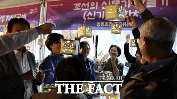지난해 열린 고양시 행주가 예술이야 축제를 찾은 관람객들이 즐거운 시간을 보내고 있다. /고양시