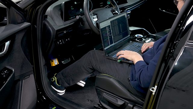현대자동차와 삼성전자가 기술협력으로 개발한 5G 특화망 레드캡 기술을 적용한 완성차 무인 자율검사 장비인 D Scan을 테스트하고 있는 모습. /현대차