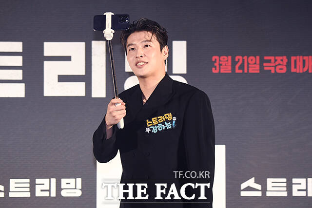 배우 강하늘이 26일 오전 서울 광진구 롯데시네마 건대입구점에서 열린 영화 스트리밍 제작발표회에 참석하며 스트리밍 퍼포먼스를 하고 있다. /장윤석 기자