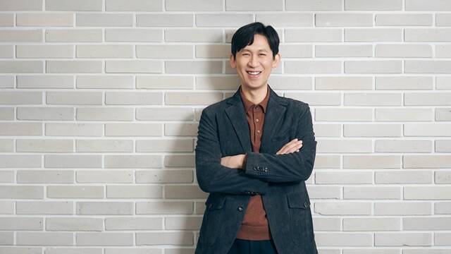 한권환 SK하이닉스 HBM 융합기술 부사장이 자사 인터뷰를 진행하면서 기념 촬영을 하고 있다. /SK하이닉스