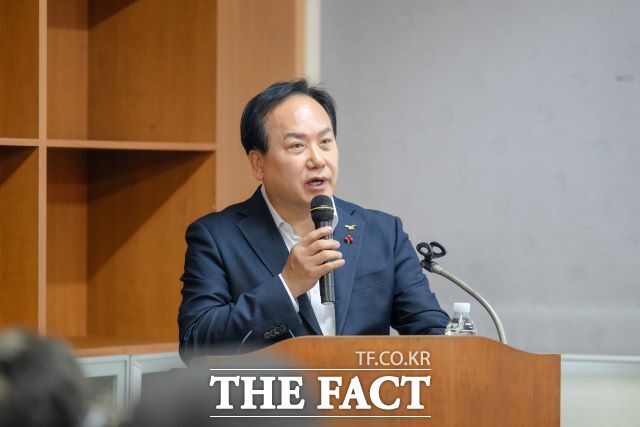 이권재 오산시장이 24일 서랑저수지 힐링공간 조성사업 주민설명회에서 발언하고 있다. /오산시