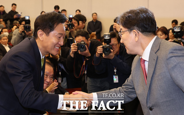 오세훈(왼쪽) 서울시장과 권성동 국민의힘 원내대표가 지난 12일 오전 서울 여의도 국회 도서관에서 열린 87체재 극복을 위한 지방분권 개헌 토론회에서 악수하고 있다./뉴시스