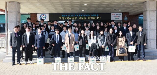 보령교육지원청이 보령으로 발령받은 104명의 신규교사를 격려하며 임명장 수여식을 갖고 있다. /보령교육지원청