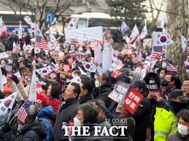 25일 서울 종로구 헌법재판소 인근에서 윤석열 대통령 지지자들이 탄핵 반대 집회를 열고 있다. /정인지 기자