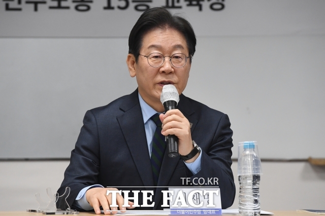 이재명 더불어민주당 대표가 21일 오후 서울 중구 민주노총 사무실에서 열린 민주당-민주노총 간담회에 참석해 발언 하고 있다./장윤석 기자