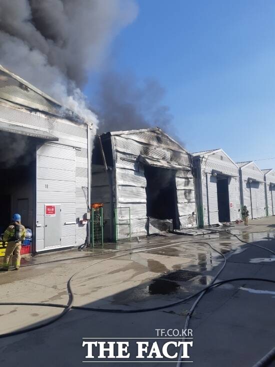 경기 파주시 야당동 한 드라마 소품 창고에서 26일 화재가 발생, 한 소방관이 진화 작업을 벌이고 있다. /경기북부소방본부