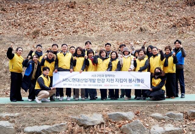 HDC현대산업개발 도시정비부문 강남사업소 직원들과 지역주민 20여 명은 지난 25일 반포천 일대에서 EM흙공(유용한 미생물)을 직접 만들어 반포천 주변에 던지고 산책로를 따라 걸으며 반포천 주변 환경을 깨끗하게 정리하는 플로깅(plogging) 봉사활동을 진행했다. /HDC현대산업개발