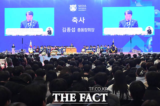 선배의 축사를 경청하는 신입생들