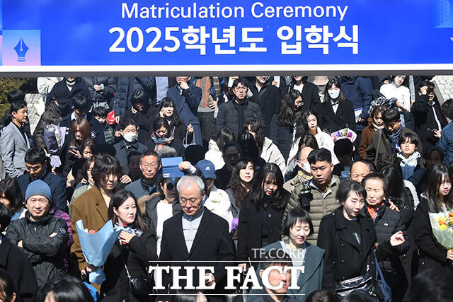 서울대 25학번 학생들이 가족들과 입학식에 참석하고 있다