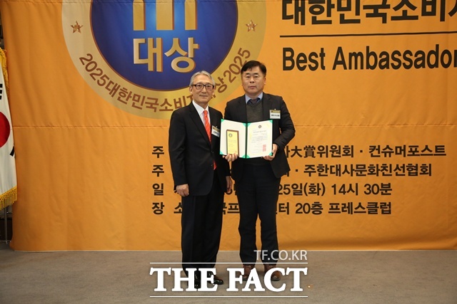 경남 고성군 직영 공룡나라쇼핑몰이 대한민국 소비자대상을 수상했다./고성군