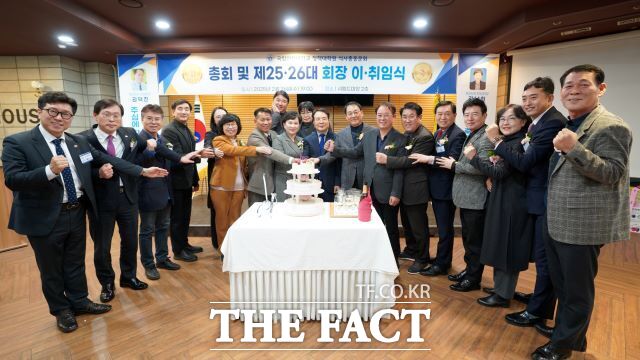 26일 열린 인천대 정책대학원 석사총동문회장 이·취임식 참석자들이 기념촬영을 하고 있다. /인천대학교 정책대학원 석사총동문회