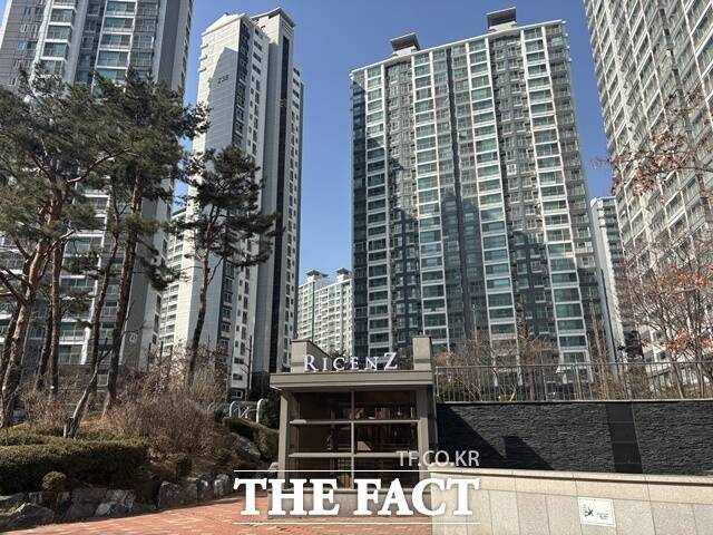 토지거래허가구역 해제 이후 강남3구 집값이 빠르게 상승하고 있다. 사진은 잠실 대장 아파트로 꼽히는 리센츠. /공미나 기자