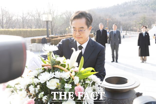 김동연 경기도지사가 27일 2·28민주의거기념탑을 찾아 헌화하고 있다./독자제공