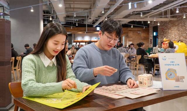 코웨이 임직원이 점자 학습 교구를 제작하는 사회공헌 캠페인에 참여하고 있다. /코웨이