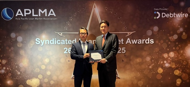 지난 26일 홍콩에서 열린 APLMA 신디케이트론 마켓 어워즈’에서 주명 한국투자증권 홍콩법인장(왼쪽)과 김주영 글로벌FI 팀장이 기념사진을 촬영하고 있다. /한국투자증권