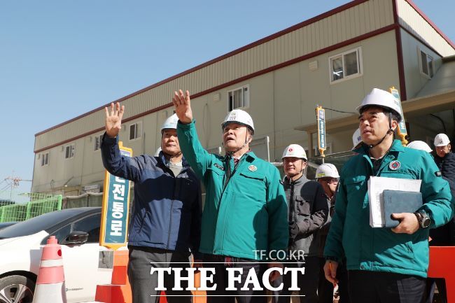 김성제 시장이 해빙기 안전점검을 진행하고 있다. /의왕시