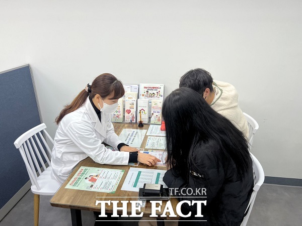 난임시술 대상자가 광양시 보건소에서 상담을 받고 있는 모습./광양시