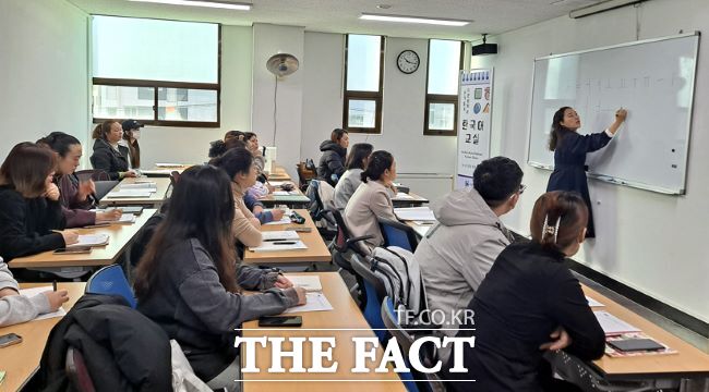 ‘한국어 교실’에서 맞춤형 교육 중인 결혼이민자들./부천시