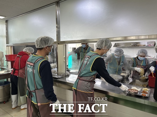 여수광양항만공사 항만 사랑봉사대가 27일 무료급식 봉사활동을 실시하고 있다. /여수광양항만공사