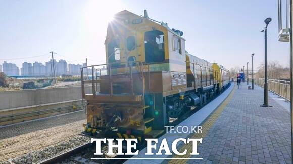 오는 3월 15일 경기 양주시 장흥 1DAY 투어 & 로맨틱 버스킹 열차 여행 프로그램이 진행될 교외선 열차의 모습 /양주시